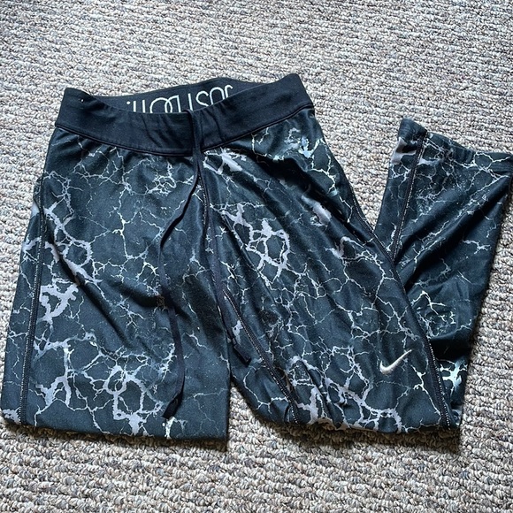 Nike Cropped Leggings - Picture 1 of 4